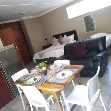 Aandrus Guesthouse Bloemfontein Esterno foto