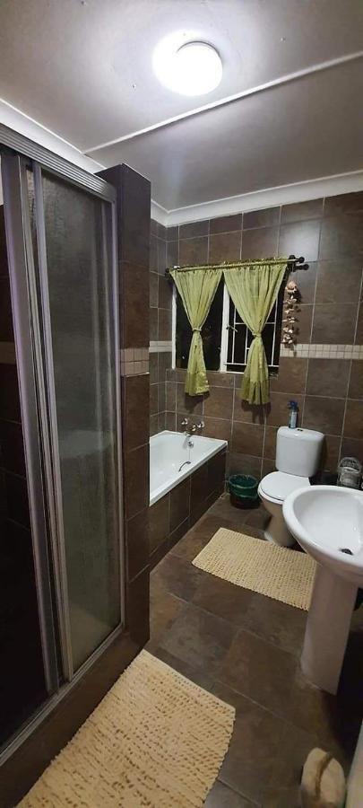 Aandrus Guesthouse Bloemfontein Esterno foto