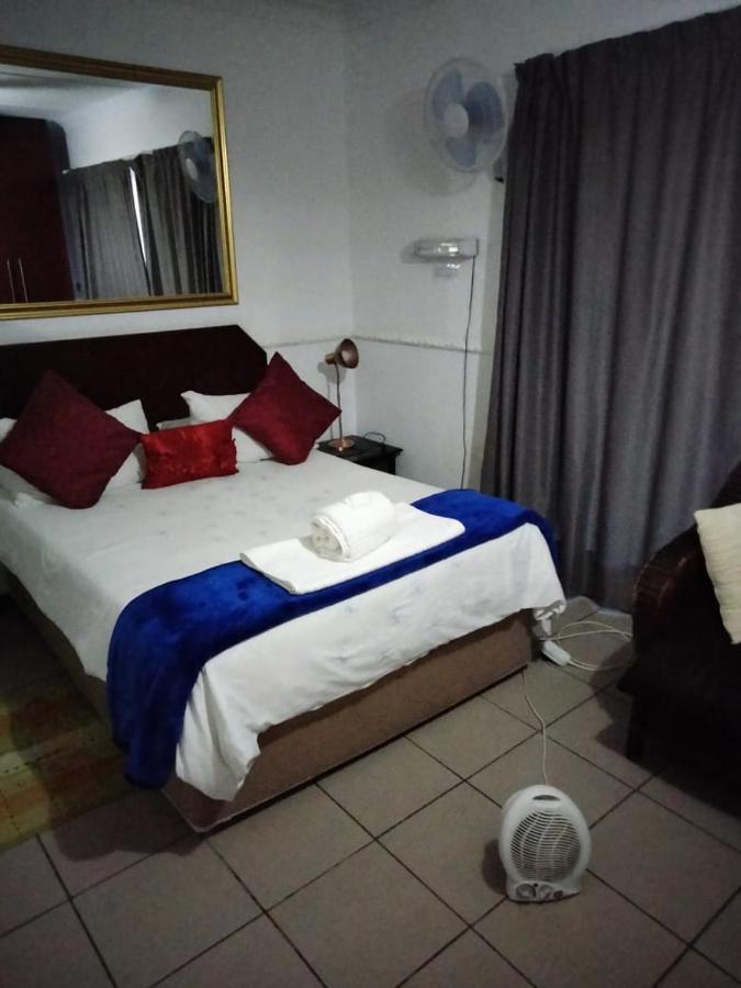 Aandrus Guesthouse Bloemfontein Esterno foto