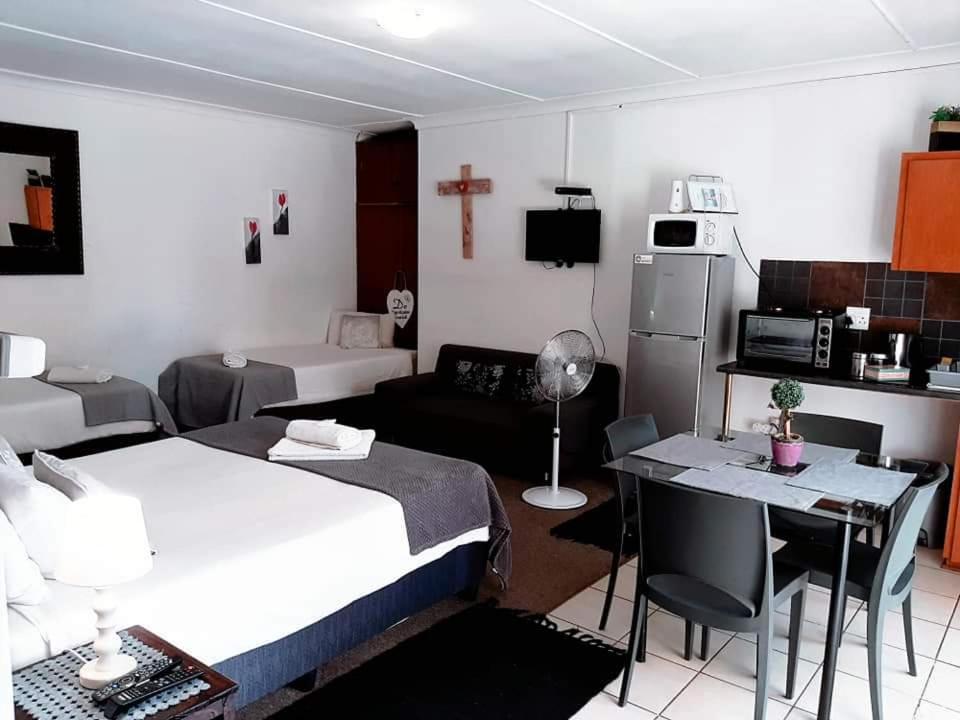 Aandrus Guesthouse Bloemfontein Esterno foto