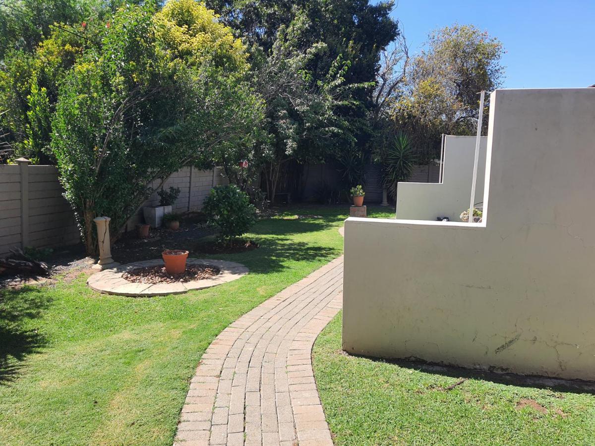 Aandrus Guesthouse Bloemfontein Esterno foto