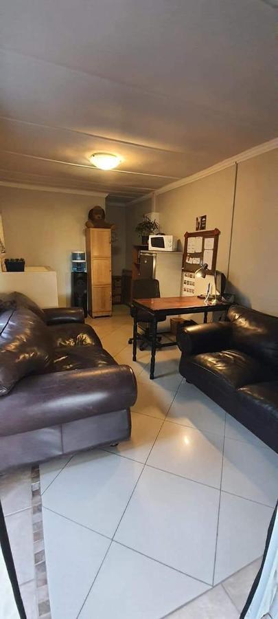 Aandrus Guesthouse Bloemfontein Esterno foto