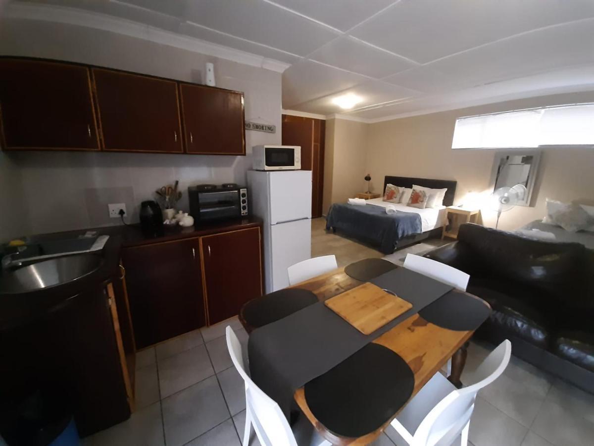 Aandrus Guesthouse Bloemfontein Esterno foto