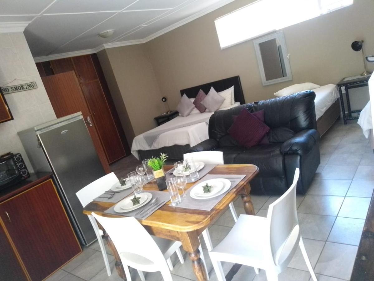 Aandrus Guesthouse Bloemfontein Esterno foto